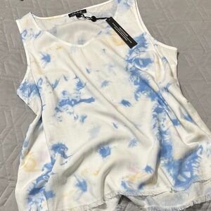 Sz. L⭐️NWT Charlie B Sky Tencel Sleeves Top With Frayed Hem.